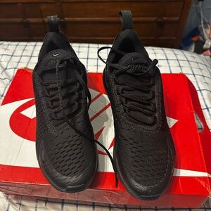 Nike kid’s Air Max 270 Casual Sneakers. Size 6Y
